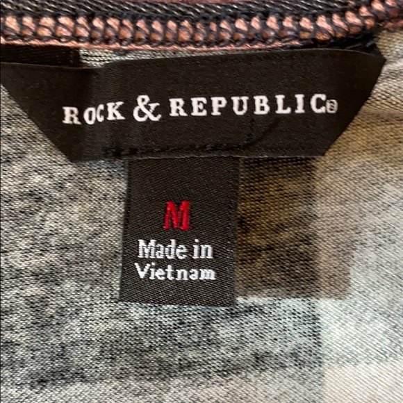 Woman’s Rock & Republic cold shoulder top - Picture 2 of 5